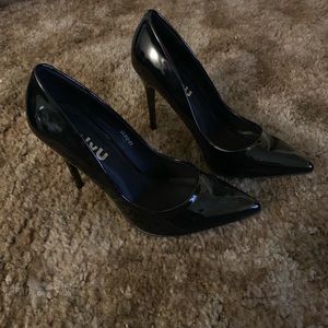 Patent black pointed toe heels